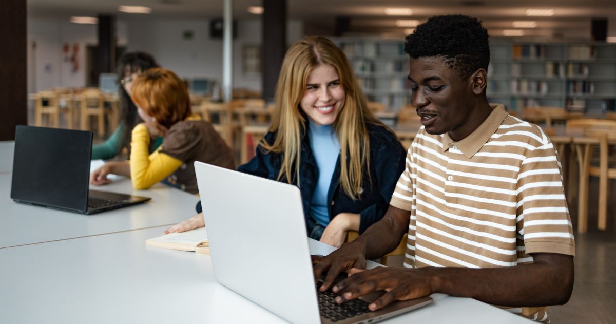 Censo da Educação Superior - Jovens estudando juntos na biblioteca universitária