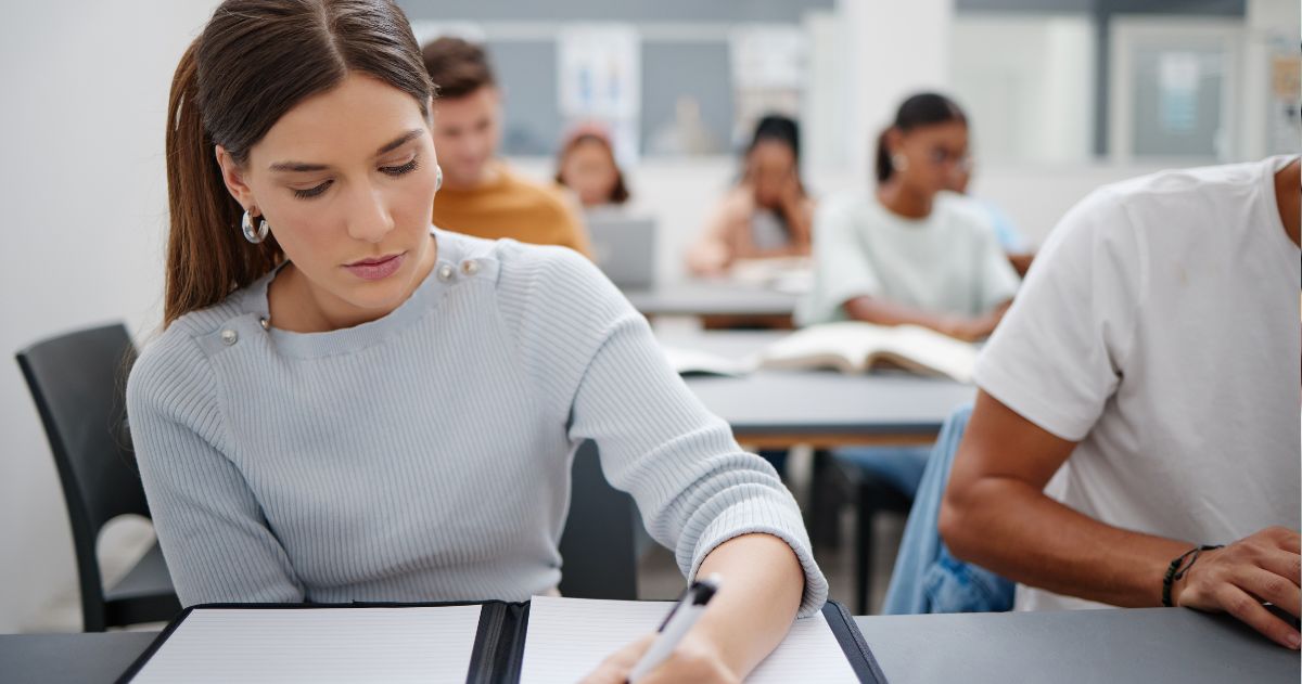 Evasão no ensino superior: conheça as causas e medidas preventivas - Mulher, estudante em ambiente universitário