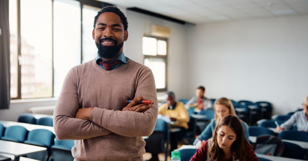 Contribuição Científica dos Docentes em um Programa de Pós-graduação - Professor negro feliz durante uma aula na universidade